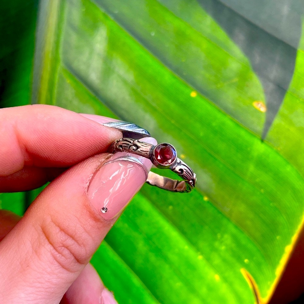 2/$40 🌸 VTG Sterling Silver Ring with Red Gem